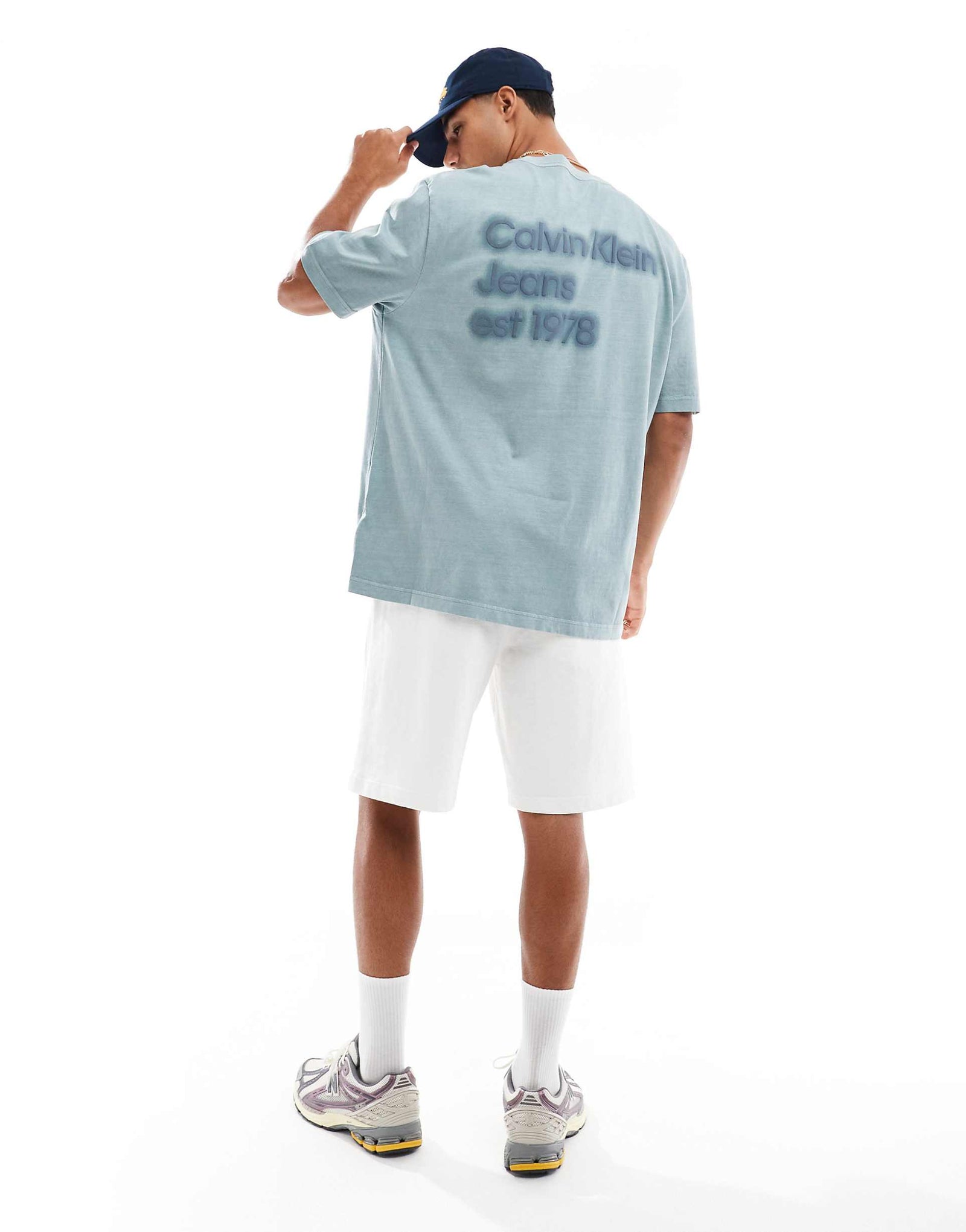 Calvin Klein Jeans - T-shirt color grigio slavato con logo stampato sul retro